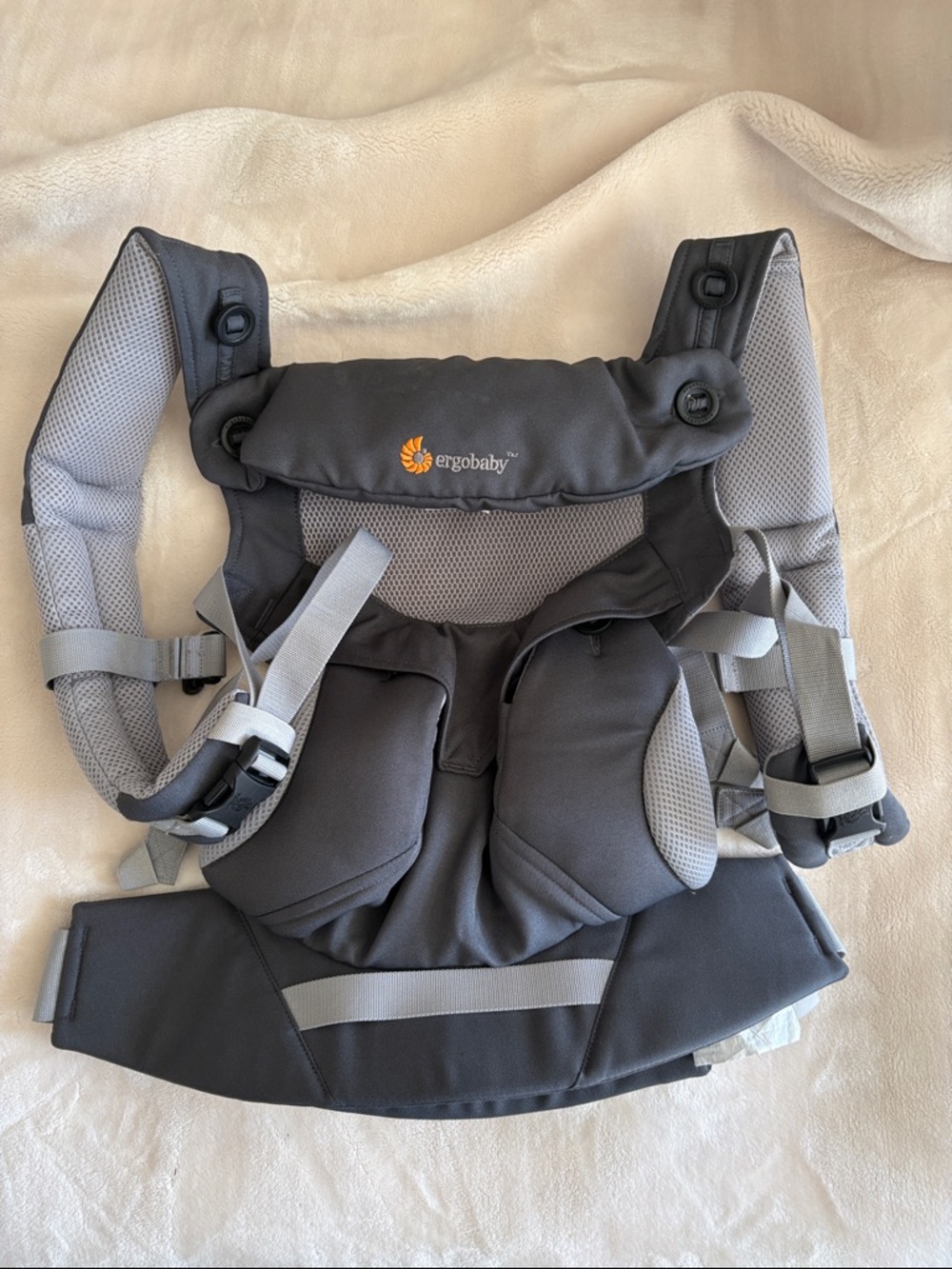 Ergobaby 360 Cool Air in carbon grey